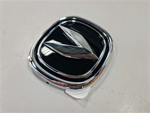 {{photo.Alt || photo.Description || 'Эмблема крышки багажника Changan Eado Plus'}}